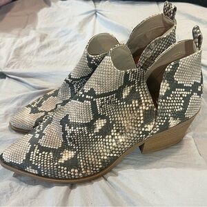 Universal Thread snake print slip on ankle boots size 9 pointy toe